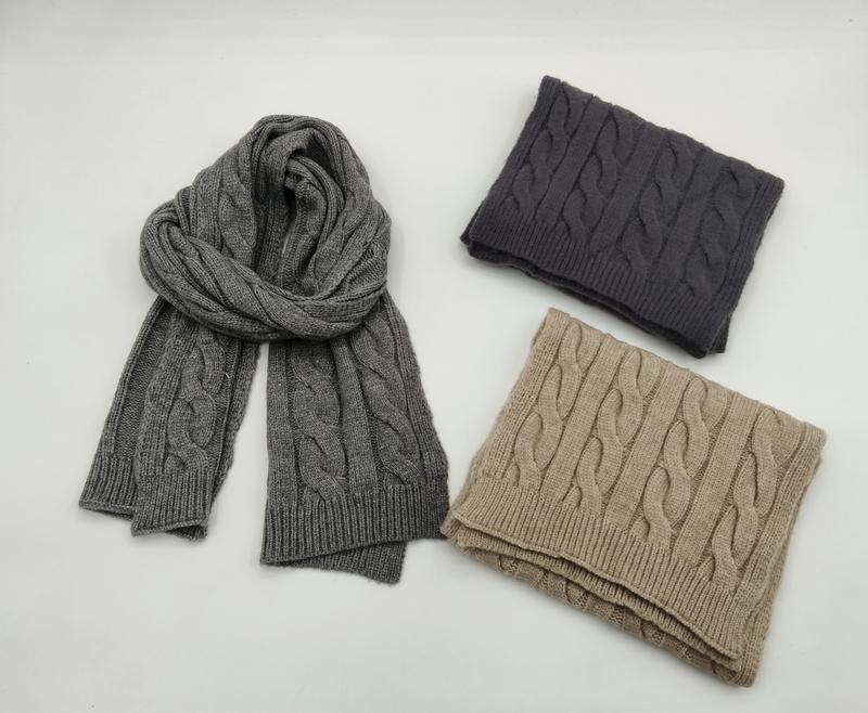 Drie gevouwen cable knit sjaals in grijs