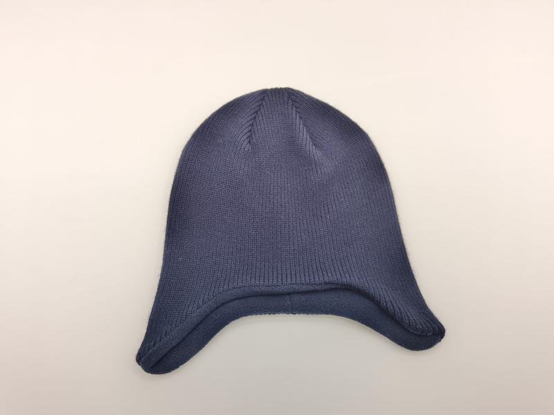 Marineblauwe gebreide wintermuts met oorflappen