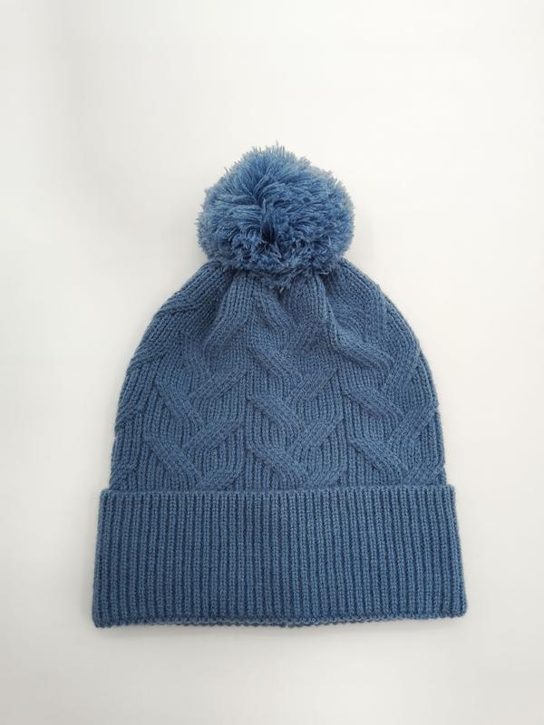 Staalblauwe gebreide wintermuts met pluizige pompon en geribbelde rand