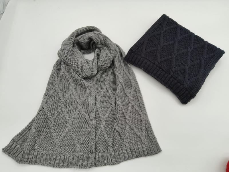 Grijze en marineblauw gebreide sjaals met ruitpatroon