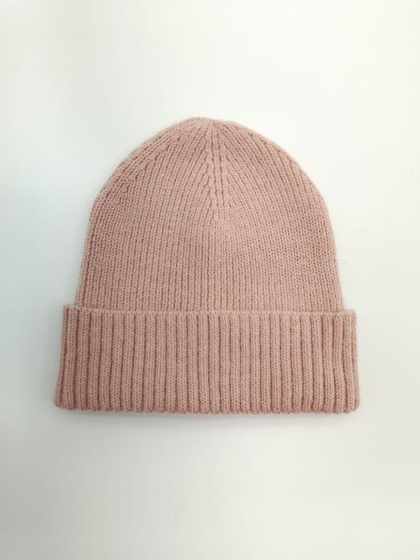Roze geribbelde gebreide wintermuts met brede omgeslagen manchet