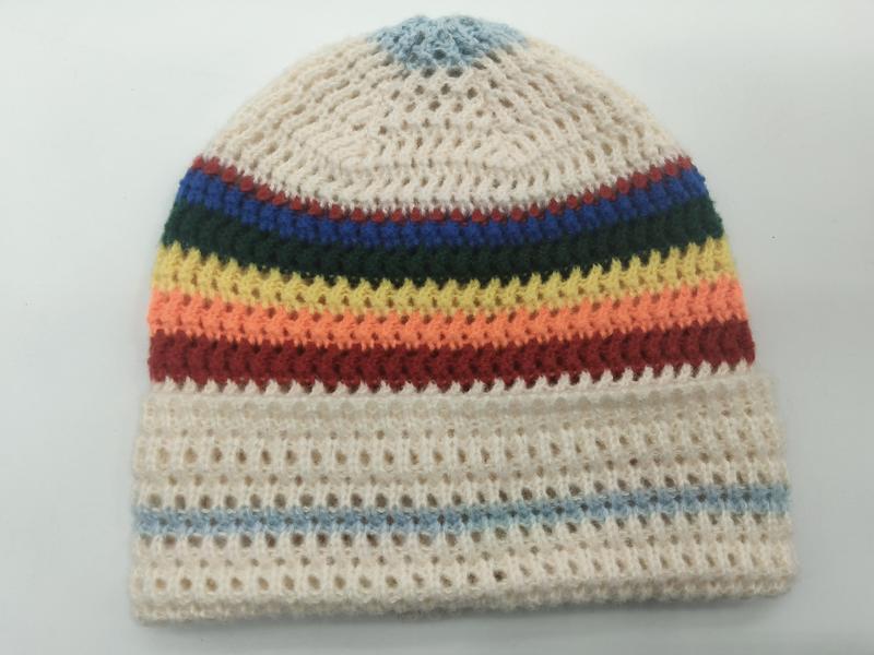 Handgemaakte gehaakte beanie muts met regenboogstrepen op crème open weefsel