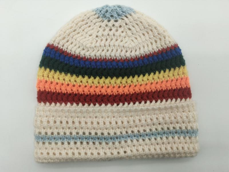 Handgemaakte gehaakte beanie muts in crème met regenboogstrepen in blauw
