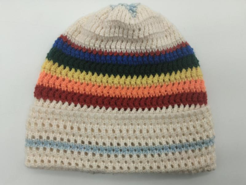 Handgebreide crème beanie muts met regenboogstrepen in rood
