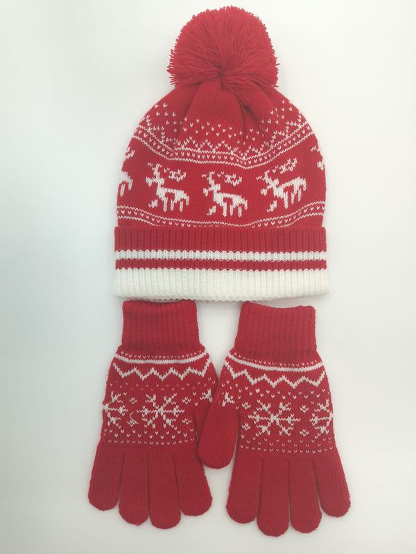 Rode Fair Isle gebreide wintermuts met pompon en bijpassende handschoenen met rendierpatroon.