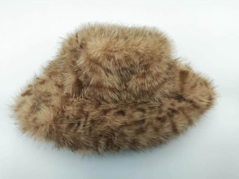 Gevlekte bucket hat met brede rand van taupe en bruine faux fur met pluizige textuur