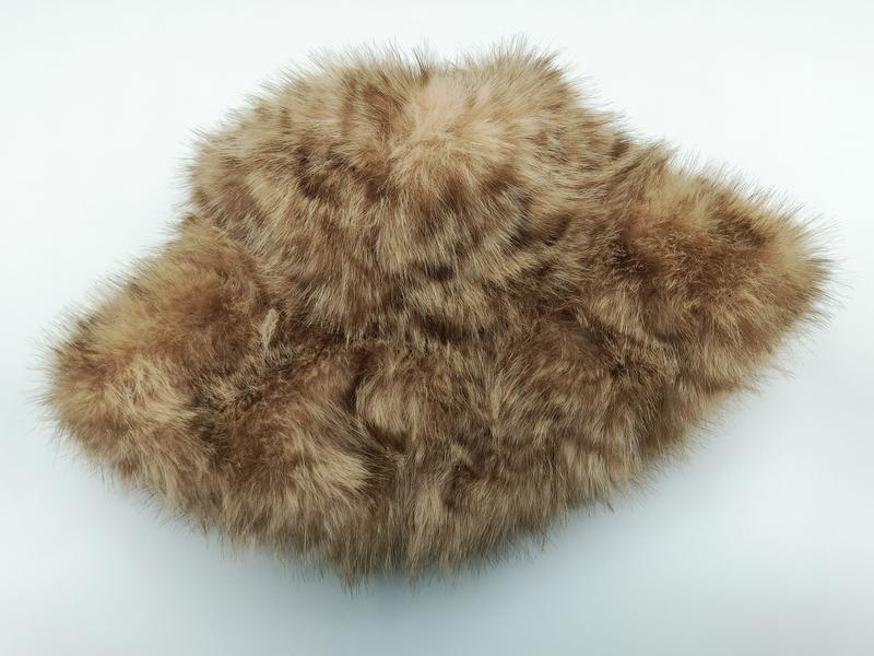 Beige en bruine gevlekte imitatiebont kussenhoes met zachte