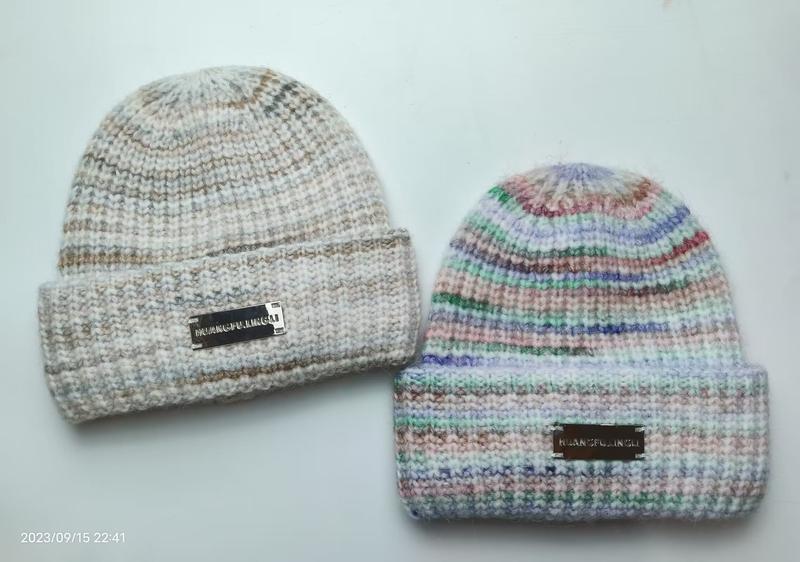 Twee chunky gebreide mutsen met omslag: beige gemêleerd en pastel gestreept