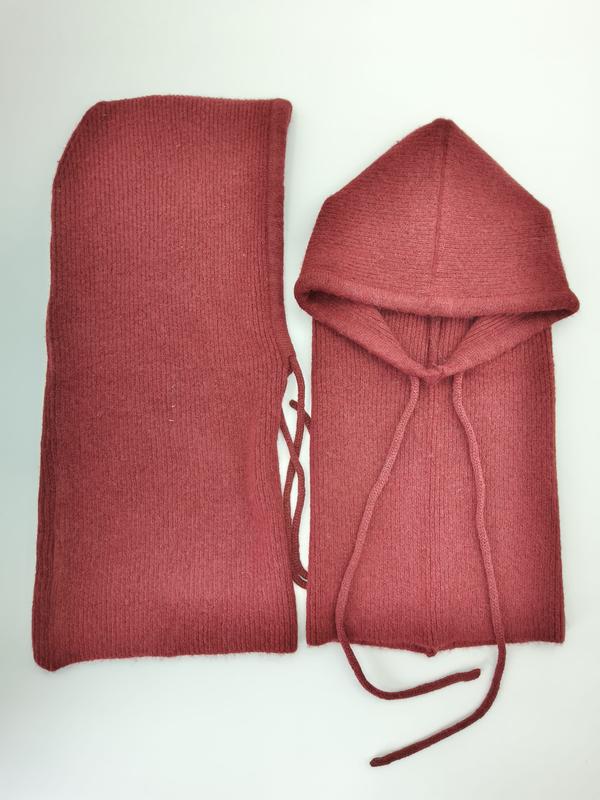 Stofroze geribbeld gebreide balaclava met trekkoord en bijpassende buissjaal