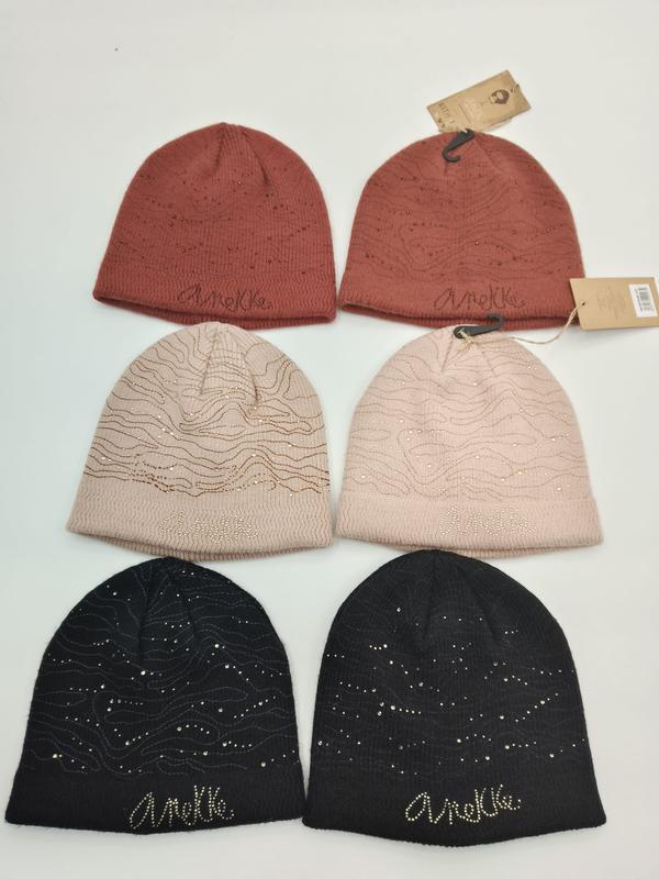 Gebreide beanie mutsen met strass steentjes en golfpatroon in terracotta