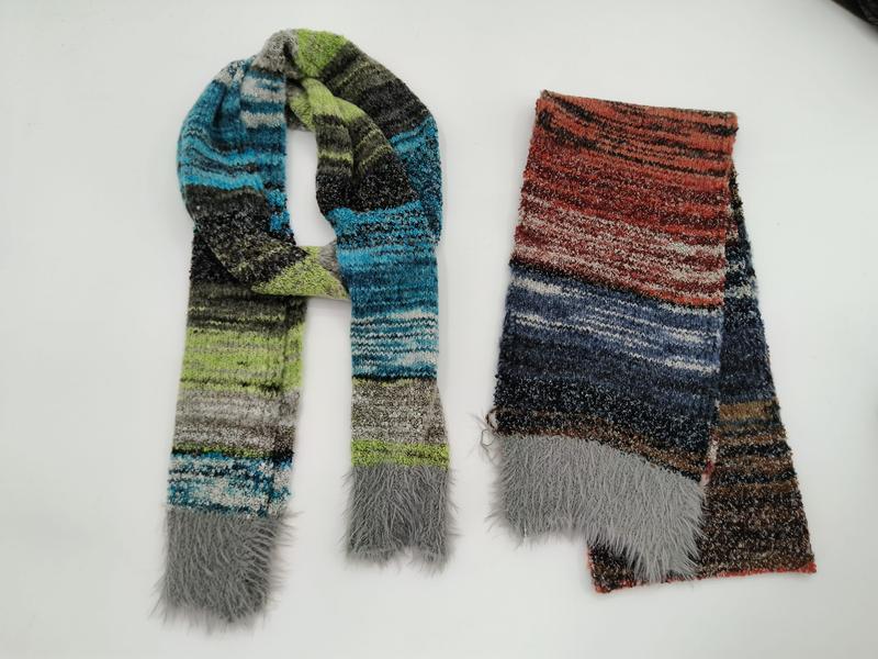 Gebreide sjaal met multicolor strepen en nep bont franjes