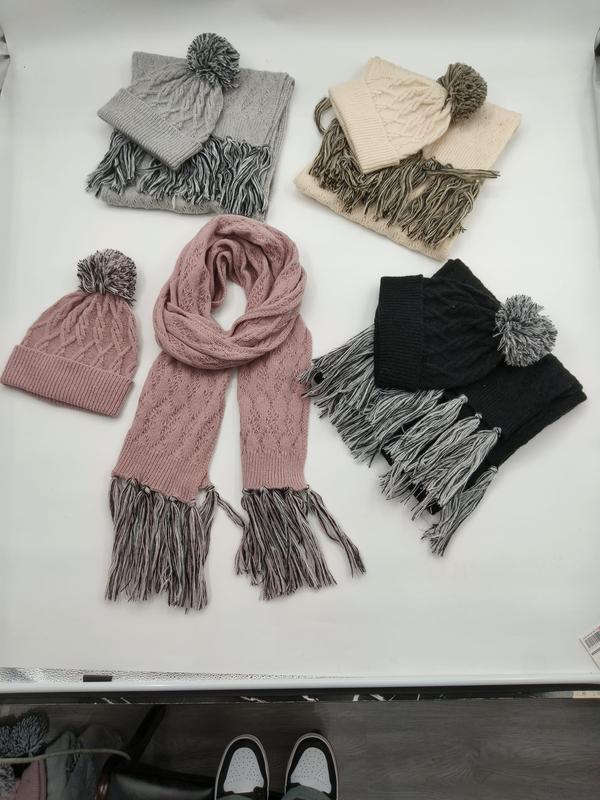 Vier cable knit muts-en-sjaalkits in grijs