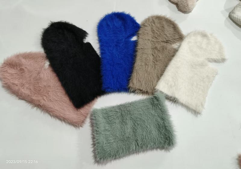 Zes pluizige nepbont balaclava's in roze