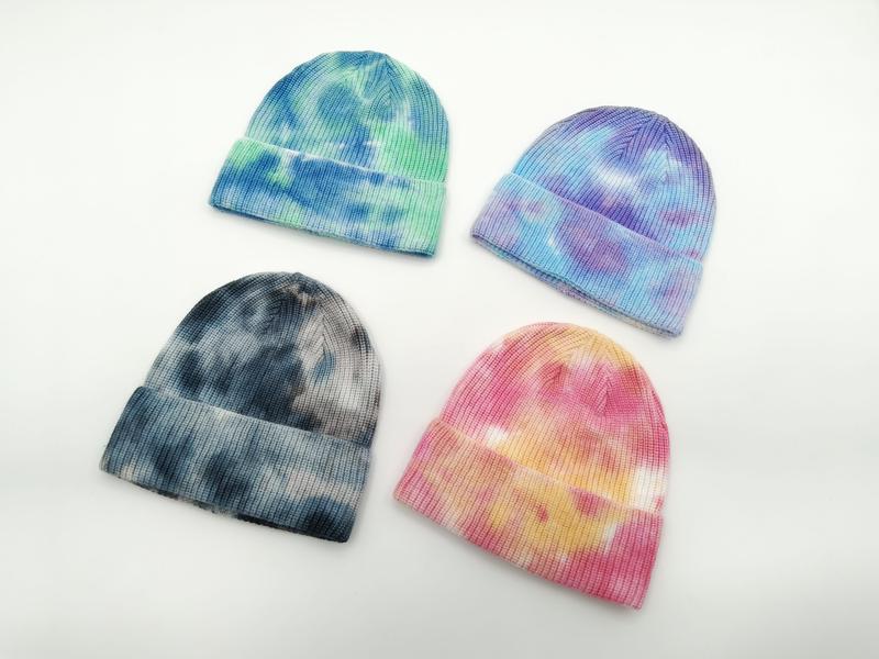 Vier tie-dye ribgebreide beanies in blauw-groen