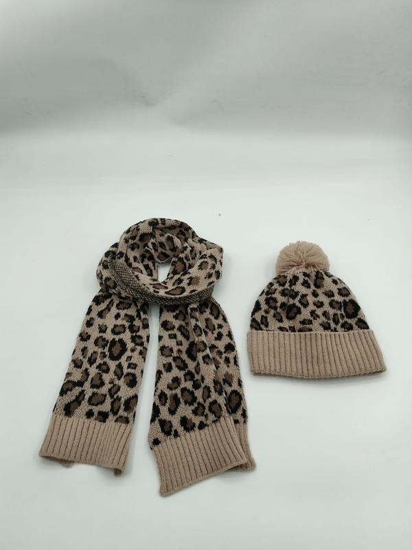 Bijpassende luipaardprint gebreide sjaal en pompommuts set in taupe en bruine dierenprint.