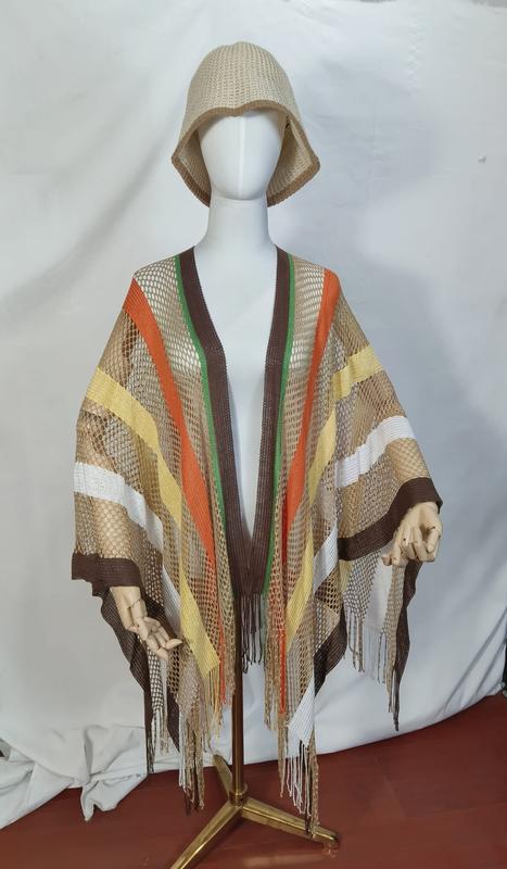 Meerkleurig gestreepte open gebreide netponcho met lange franje en bijpassende geweven bucket hat.