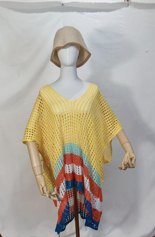 Gele gehaakte mesh poncho strandoverslag met veelkleurige strepen in teal