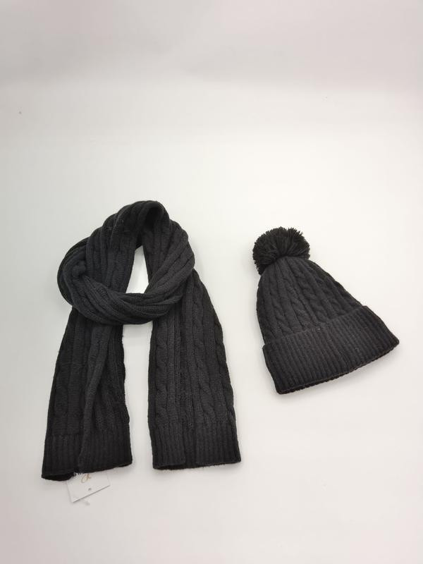 Donkergrijs gebreid winterset met kabelpatroon sjaal en muts met pompon