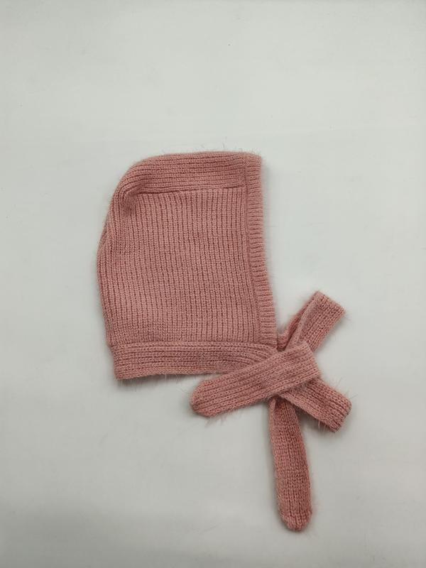 Zachte roze geribbelde gebreide babymuts met lange stropdassen