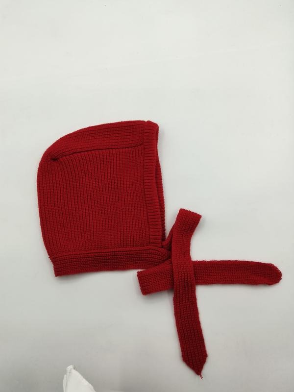 Rode gebreide babymutsje met kinbandjes