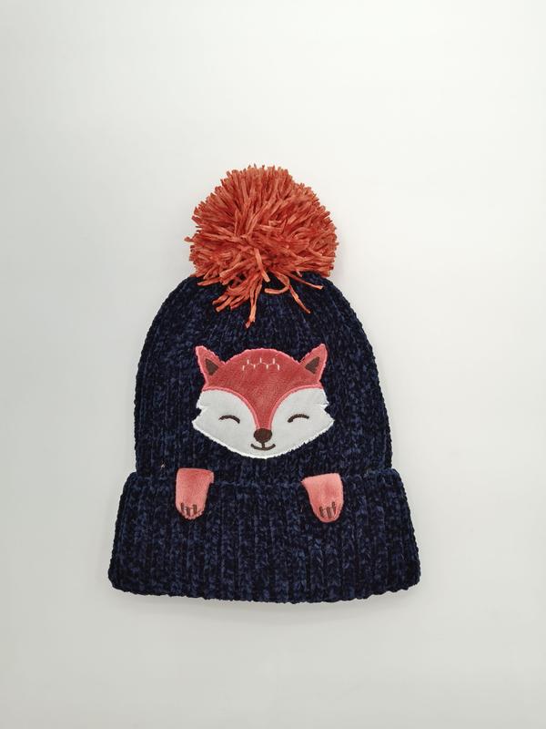 Donkerblauwe chenille gebreide kindermuts met vos-applicatie en roestoranje pompon.