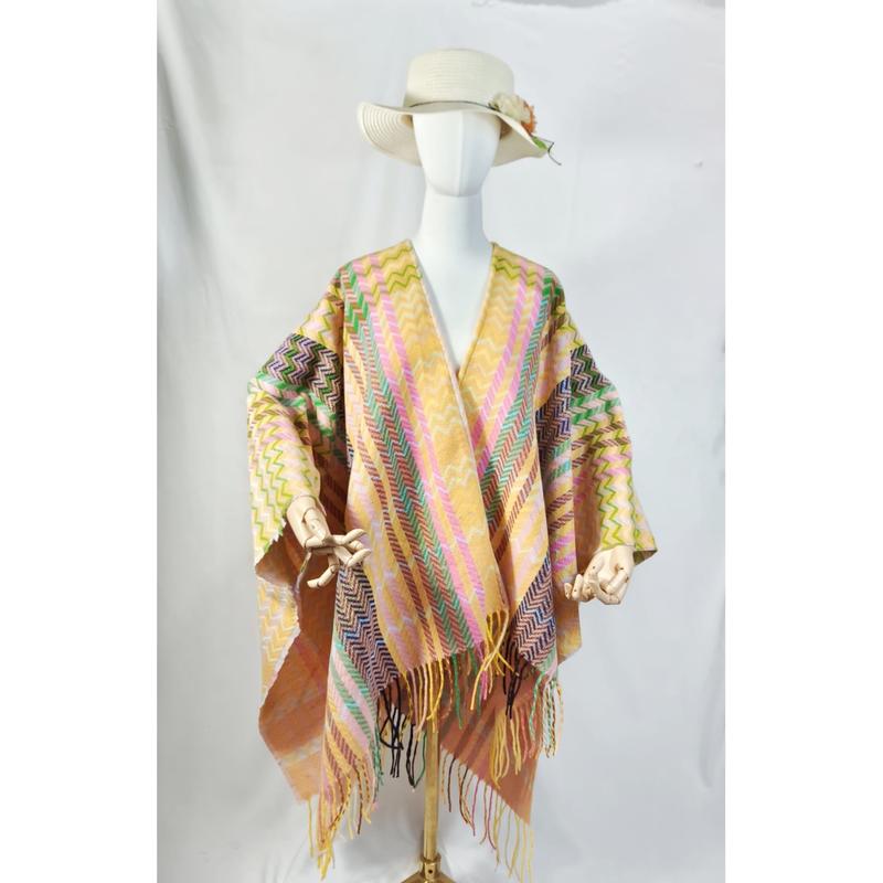 Kleurrijke zigzag chevron geweven poncho met franje op een etalagepop