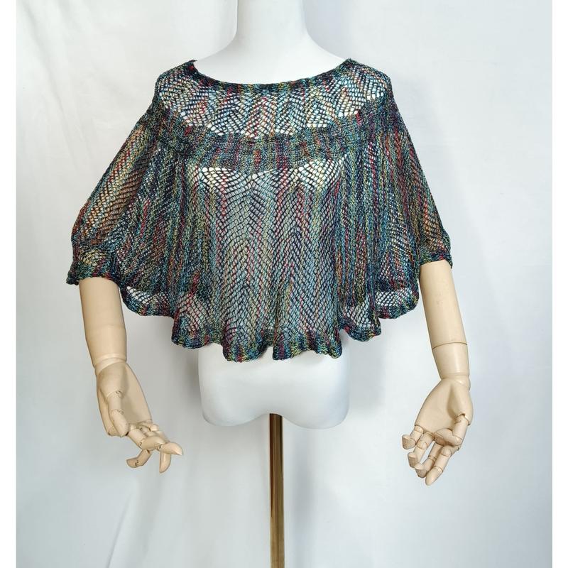 Multicolour gehaakte cape poncho met open vlechtwerk op mannequin