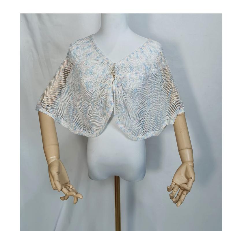 Ivoor en blauwe gehaakte mesh capelet met parelbroche