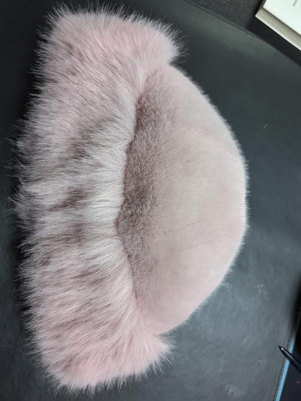 Zacht blush roze nepbont halfmaan sierkussen met taupe streepdetail - groothandel decoratieve kussens