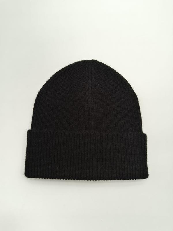 Zwarte geribbelde gebreide beanie met omgeslagen rand