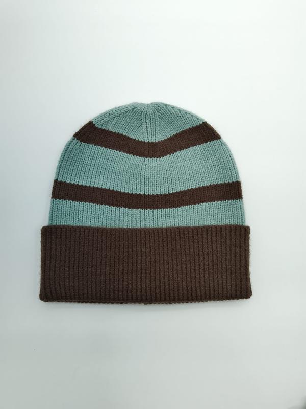 Platte weergave van een gebreide muts met mint groene en donkerbruine strepen en geribbelde manchet op witte achtergrond.