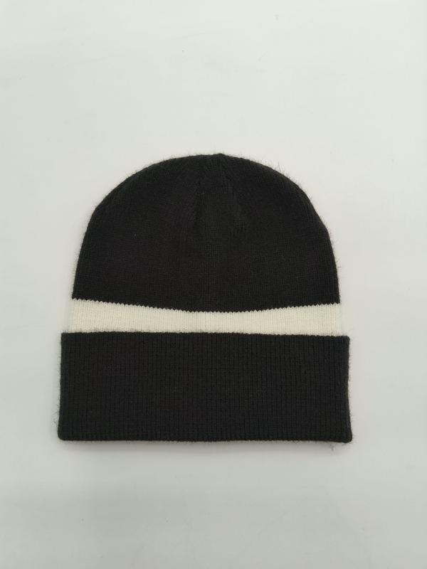 Zwarte gebreide beanie met crèmekleurige streep en gevouwen geribbelde manchet