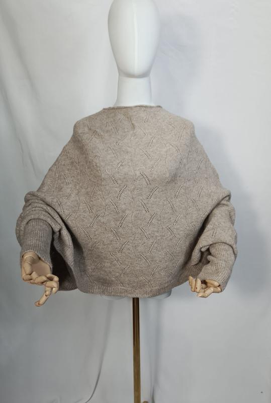 Achteraanzicht oversized pointelle trui in havermout beige met ballonmouwen op witte paspop.