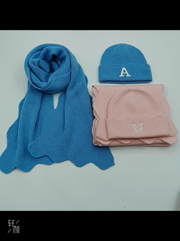 Gebreide muts en sjaal set blauw roze met borduursel groothandel winter accessoires leverancier