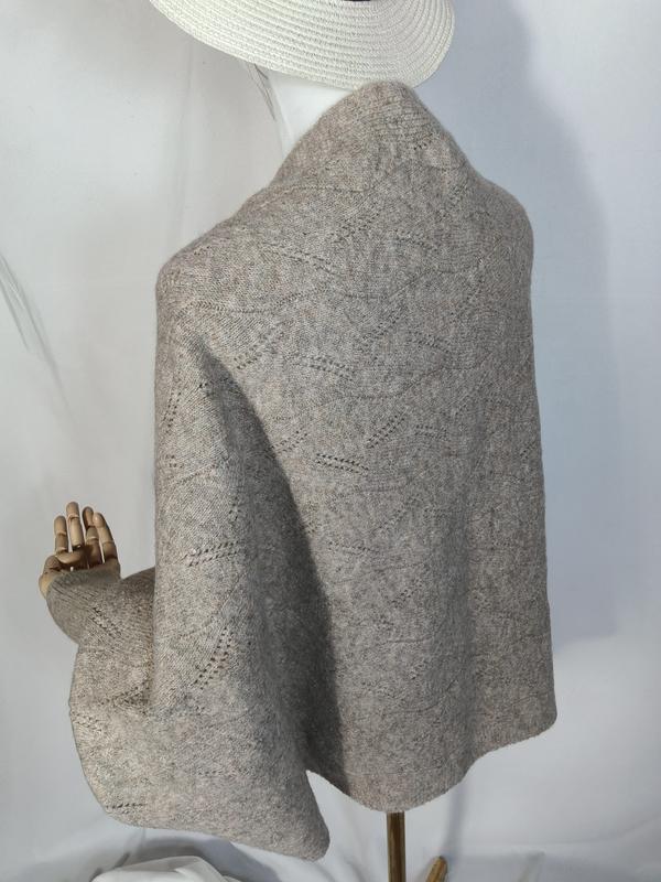 Lichtgrijze omslagdoek poncho van kant-gebreid wol met ruitvormig opengewerkt patroon
