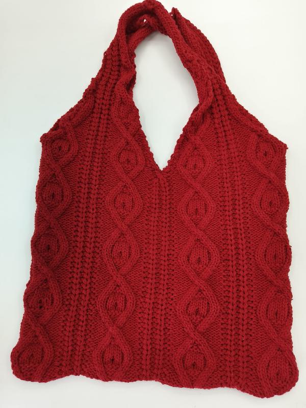 Rode katoenen tote bag met kabelpatroon en gevlochten enkel schouderbandje op witte achtergrond.
