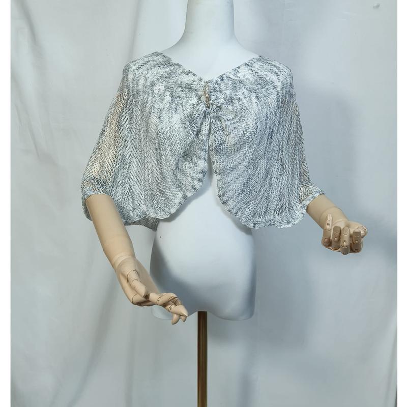 `Doorzichtige grijze slangenprint mesh capelet met decoratieve brochesluiting