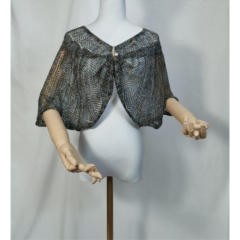 Blauwgrijze metallic kanten capelet shrug op witte paspop
