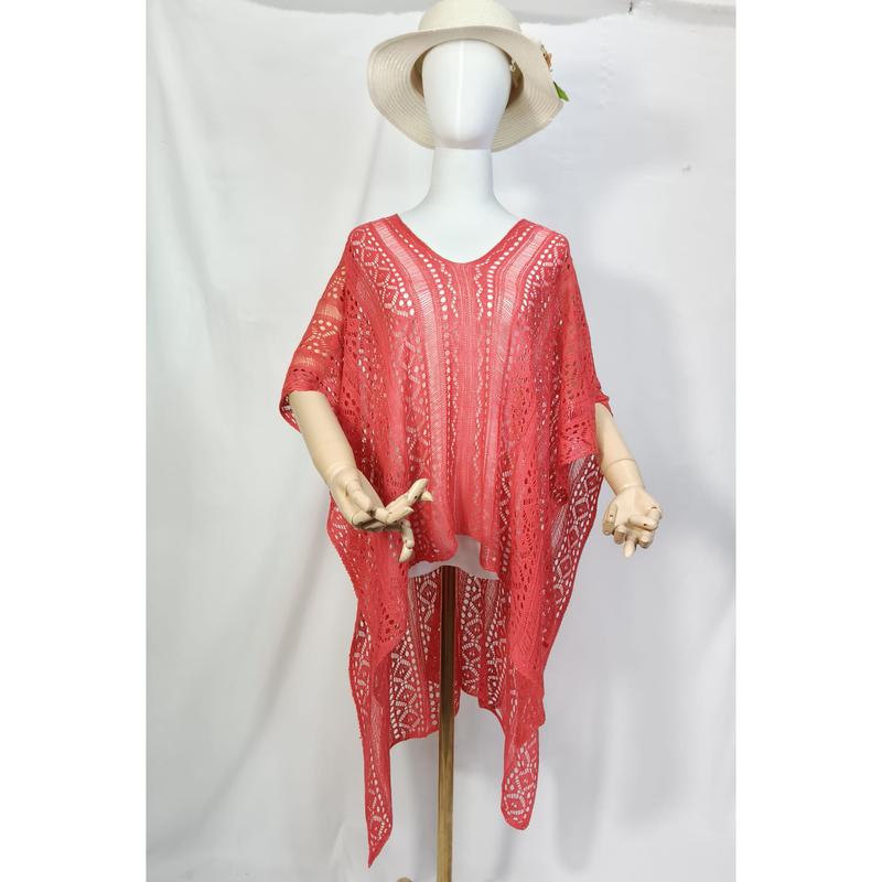 Koraalrode gehaakte kanten kaftan poncho op paspop met witte zonnehoed