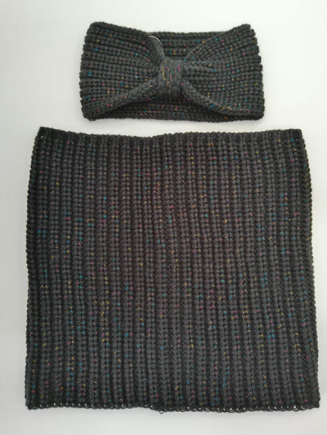 Donkergrijze grove gebreide nekwarmer en gedraaide haarband set met multicolor metallic spikkel detail.