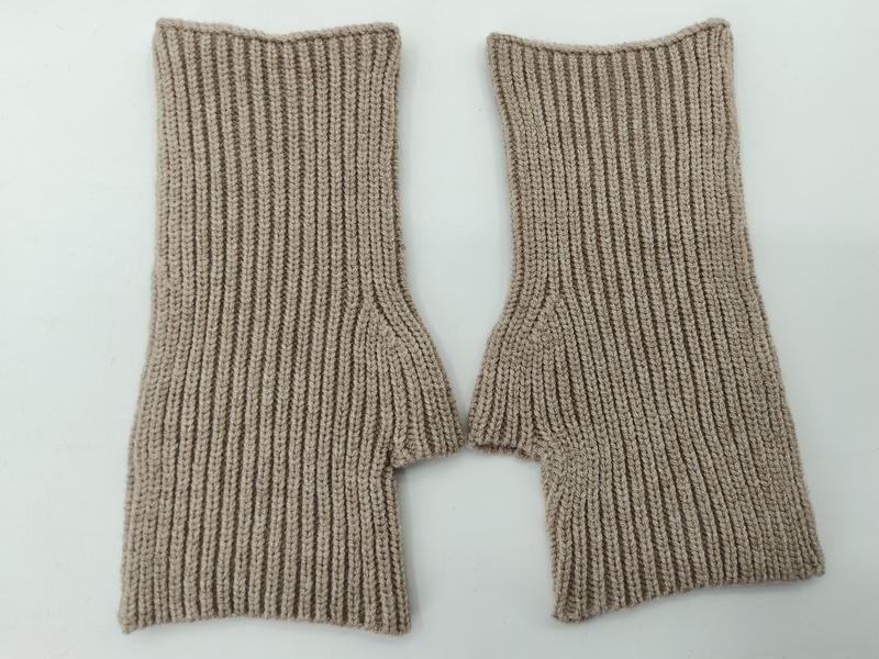 Beige geribde gebreide vingerloze handschoenen met duimgat