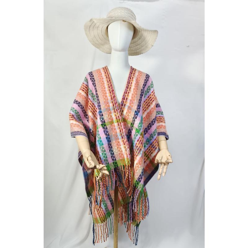 Kleurrijke handgeweven gestreepte poncho met franjes en bohemien patroon op witte achtergrond.