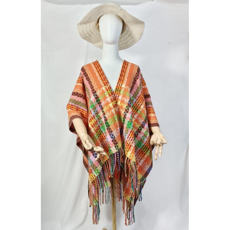 Oranje handgeweven poncho met geometrisch patroon en franjes