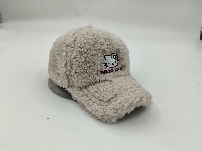 Crèmekleurige sherpa fleece honkbalpet met geborduurd kattenpatroon op witte achtergrond.