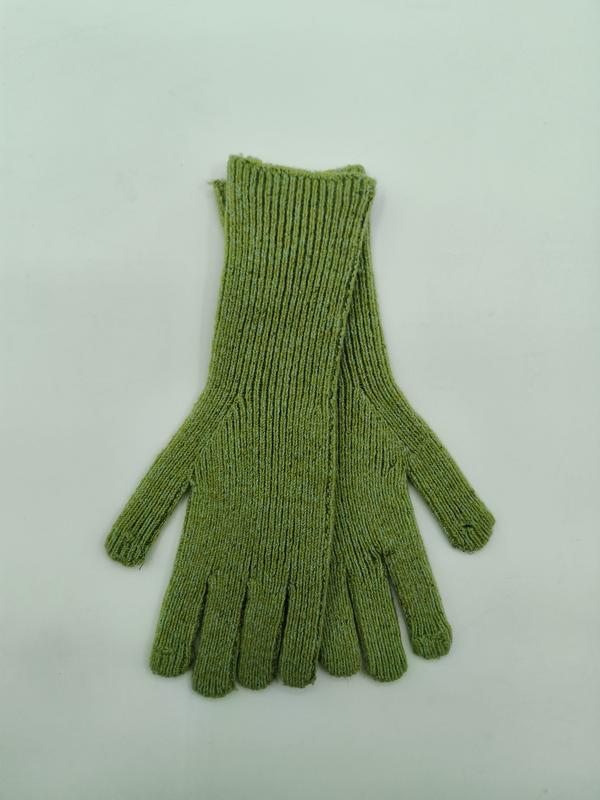 Platte lay van olijfgroene geribbelde gebreide winterhandschoenen met verlengde manchet op witte achtergrond.