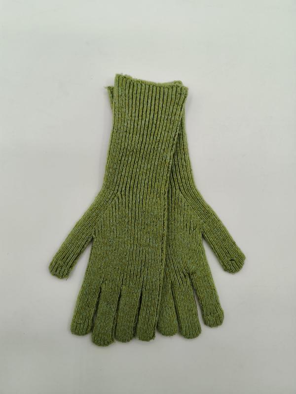 Plat neergelegde olijfgroene geribbelde gebreide winterhandschoenen met verlengde polsmanchet op witte achtergrond.