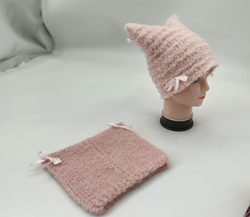 Roze pluizige gebreide muts met kattenoortjes en satijnen strikjes