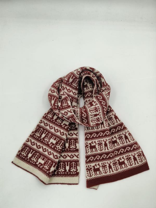 Gebreide wintersjaal in bordeauxrood en crème met Fair Isle rendieren en Noors patroon