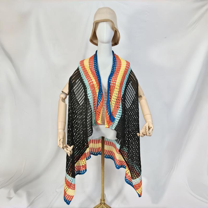 Zwart gehaakte mesh open vest met regenboog gestreepte rand op mannequin met hoed - groothandel