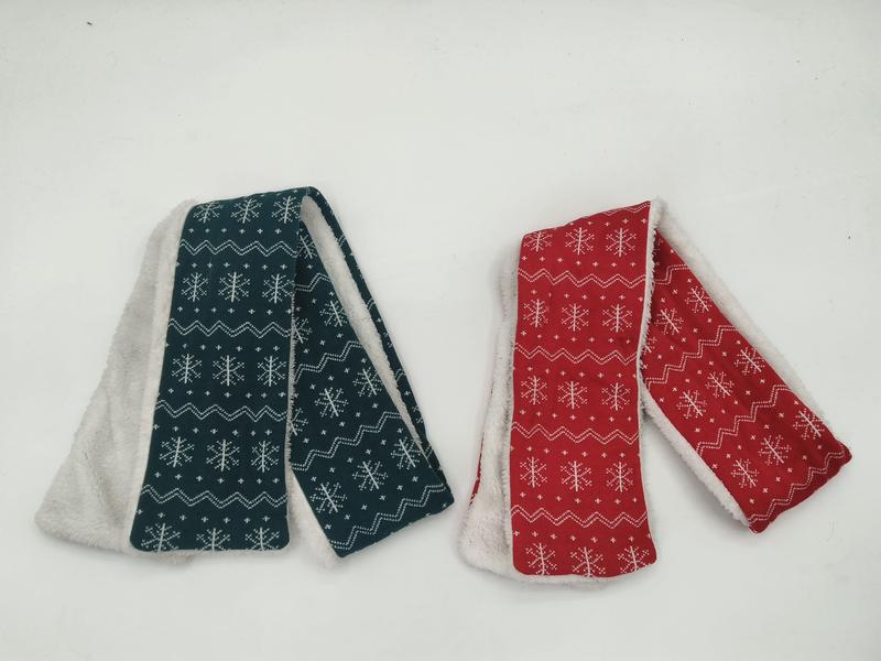 Twee gevouwen sjaals met wit sneeuwvlok Fair Isle-patroon